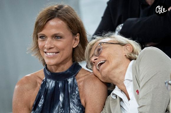 Muriel Robin et sa femme Anne Le Nen dans les tribunes lors des Internationaux de France de Tennis de Roland Garros 2025, à Paris, France, le 4 juin 2025. © Jacovides-Moreau/Bestimage