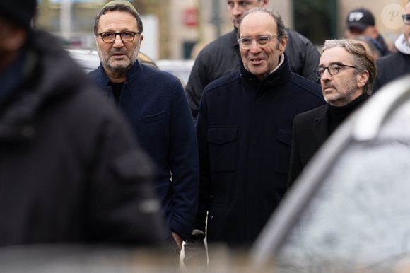 Il s'emploie à acheter une nouvelle chaîne télé avec un homme d'affaires milliardaire très puissant.

Exclusif - Arthur (Jacques Essebag) et Xavier Niel - Obsèques de Claude Berda au cimetière de Bagneux, le 22 décembre 2025. Co-fondateur de la société de productions télévisuelles, AB Productions, en 1977 avec J.C.Azoulay, Claude Berda est décédé le 19 décembre 2025 à l'âge de 78 ans.