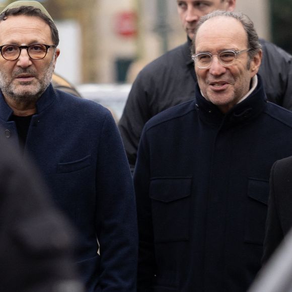 Il s'emploie à acheter une nouvelle chaîne télé avec un homme d'affaires milliardaire très puissant.

Exclusif - Arthur (Jacques Essebag) et Xavier Niel - Obsèques de Claude Berda au cimetière de Bagneux, le 22 décembre 2025. Co-fondateur de la société de productions télévisuelles, AB Productions, en 1977 avec J.C.Azoulay, Claude Berda est décédé le 19 décembre 2025 à l'âge de 78 ans.