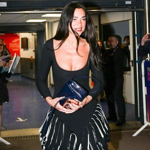 Les visiteurs peuvent y tester la routine de soins en trois étapes de la chanteuse, ainsi que profiter de soins express du visage.

Dua Lipa arrive au restaurant Lucia Cannes lors du 79ème Festival International du Film de Cannes, France, le 16 mai 2026. © Gedeon Taieb/Bestimage