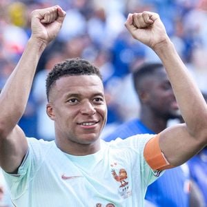 Kylian Mbappé et ses coéquipiers de l'équipe de France saluent leurs supporters après leur victoire 2-0 face au Maroc, lors du quart de finale de la Coupe du monde de la FIFA 2026, disputé au Boston Stadium, à Foxborough, le 9 juillet 2026.
SPP / PsnewZ / Bestimage