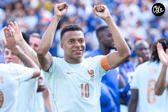 Kylian Mbappé et ses coéquipiers de l'équipe de France saluent leurs supporters après leur victoire 2-0 face au Maroc, lors du quart de finale de la Coupe du monde de la FIFA 2026, disputé au Boston Stadium, à Foxborough, le 9 juillet 2026.
SPP / PsnewZ / Bestimage