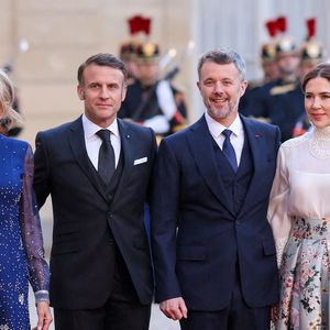 Accueil de leurs Majestés le roi Frederik et la reine Mary de Danemark par le président de la République française Emmanuel Macron et de sa femme la Première Dame française Brigitte Macron pour le dîner d’Etat, dans la cour d'Honneur du palais présidentiel de l’Elysée, à Paris, France, le 31 mars 2025, pour une visite d'État de trois jours. © Cyril Moreau/Bestimage