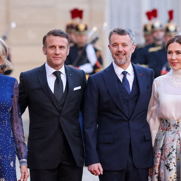 Accueil de leurs Majestés le roi Frederik et la reine Mary de Danemark par le président de la République française Emmanuel Macron et de sa femme la Première Dame française Brigitte Macron pour le dîner d’Etat, dans la cour d'Honneur du palais présidentiel de l’Elysée, à Paris, France, le 31 mars 2025, pour une visite d'État de trois jours. © Cyril Moreau/Bestimage