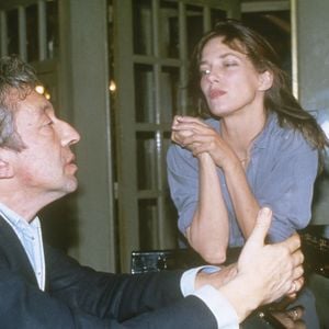 Le chanteur a été retrouvé mort en 1991, laissant seules sa femme Jane Birkin...
L'actrice et chanteuse anglaise Jane Birkin et son ancien mari, l'écrivain, compositeur et chanteur français Serge Gainsbourg à Paris, en 1985. Photo par Pascal Baril/ABACAPRESS.COM