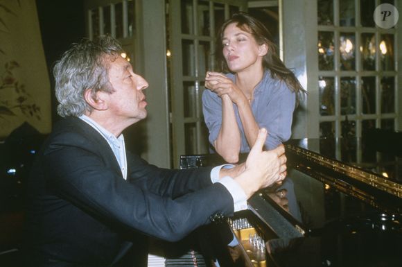 Le chanteur a été retrouvé mort en 1991, laissant seules sa femme Jane Birkin...

L'actrice et chanteuse anglaise Jane Birkin et son ancien mari, l'écrivain, compositeur et chanteur français Serge Gainsbourg à Paris, en 1985. Photo par Pascal Baril/ABACAPRESS.COM