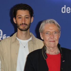 Pierre Niney et Elisabeth Borne à la cérémonie "César des Lycéens 2025", au sein du Grand Amphithéâtre de la Sorbonne, pour le film "Le Comte de Monte-Cristo", le 26 mars 2025.

Photo : Coadic Guirec / Bestimage