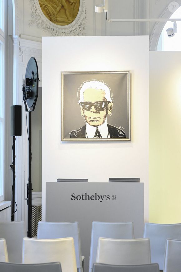 Vente aux enchères Sotheby's d'une partie de la collection Karl Lagerfeld au Palais Oppenheim à Cologne en Allemagne le 4 mai 2022.