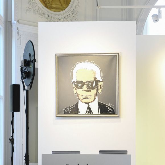 Vente aux enchères Sotheby's d'une partie de la collection Karl Lagerfeld au Palais Oppenheim à Cologne en Allemagne le 4 mai 2022.