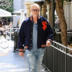 04/02/2024: Eric Dane est vu arborant un crâne nouvellement rasé alors qu'il fait du shopping à The Grove à Los Angeles. L'acteur américain portait un blouson, un jean déchiré et des baskets blanches.
©The ImageDirect / Bestimage