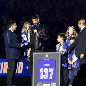 Olivier Giroud, entouré de ses enfants Aria, Aaron, Evan et Jade, reçoit un hommage au Stade de France avant le Quart de finale de la Ligue des Nations de l'UEFA 2025 "France - Croatie (2-0 / tab 5-4)" au Stade de France à Saint-Denis, le 23 mars 2025.
© Cyril Moreau/Bestimage