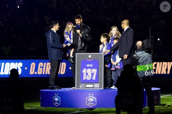 Olivier Giroud, entouré de ses enfants Aria, Aaron, Evan et Jade, reçoit un hommage au Stade de France avant le Quart de finale de la Ligue des Nations de l'UEFA 2025 "France - Croatie (2-0 / tab 5-4)" au Stade de France à Saint-Denis, le 23 mars 2025.
© Cyril Moreau/Bestimage