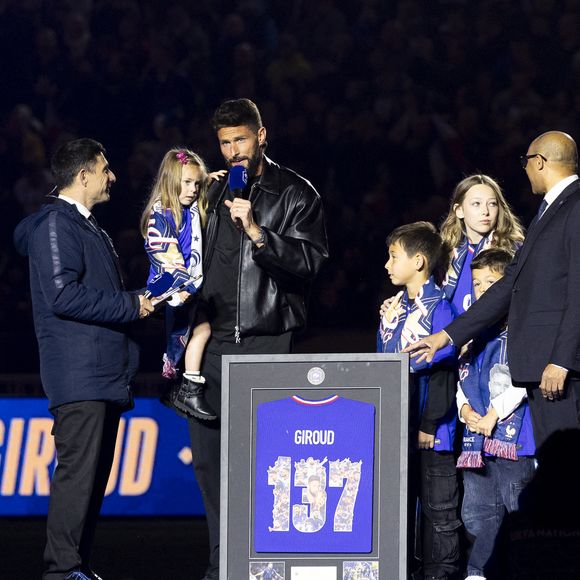 Olivier Giroud, entouré de ses enfants Aria, Aaron, Evan et Jade, reçoit un hommage au Stade de France avant le Quart de finale de la Ligue des Nations de l'UEFA 2025 "France - Croatie (2-0 / tab 5-4)" au Stade de France à Saint-Denis, le 23 mars 2025.
© Cyril Moreau/Bestimage