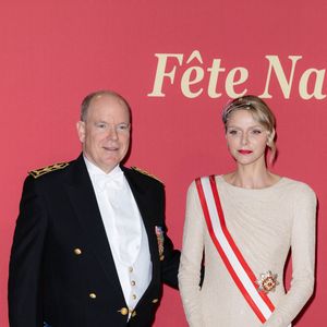 Le prince Albert II de Monaco, La princesse Charlène de Monaco - La famille princière de Monaco arrive au gala "Bonsoir Monte-Carlo - Grande revue - Josephine Baker" à l'opéra de Monte-Carlo à l'occasion de la fête nationale le 19 novembre 2025.

© Olivier Huitel / Pool Monaco / Bestimage
