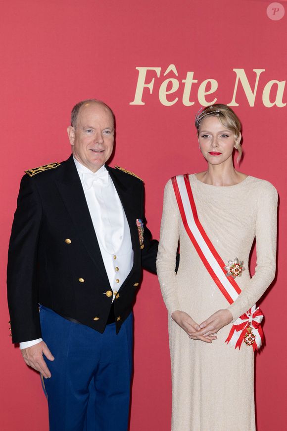 Le prince Albert II de Monaco, La princesse Charlène de Monaco - La famille princière de Monaco arrive au gala "Bonsoir Monte-Carlo - Grande revue - Josephine Baker" à l'opéra de Monte-Carlo à l'occasion de la fête nationale le 19 novembre 2025.

© Olivier Huitel / Pool Monaco / Bestimage