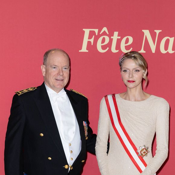 Le prince Albert II de Monaco, La princesse Charlène de Monaco - La famille princière de Monaco arrive au gala "Bonsoir Monte-Carlo - Grande revue - Josephine Baker" à l'opéra de Monte-Carlo à l'occasion de la fête nationale le 19 novembre 2025.

© Olivier Huitel / Pool Monaco / Bestimage