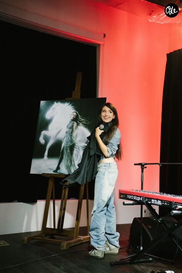 Exclusif - Showcase de Ambre (gagnante de la Star Academy 13) qui dévoile son nouveau single "J'laisse parler" ce lundi 28 septembre dans les locaux de Sony avant la sortie de son premier album baptisé "Victoria" en référence à son deuxième prénom qui sera dans les bacs le 4 décembre prochain. Sa sortie sera suivie d'une tournée d'une vingtaine de dates. Paris le 28 septembre 2026. © Sam Delpech/Bestimage