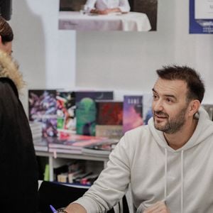 EXCLUSIF - Le chef français Cyril Lignac lors de sa première séance de dédicaces à la veille de la sortie de son nouveau livre « Saisons » à la librairie Mollat à Bordeaux, en France, le 16 octobre 2019.  Photo de Thibaud Moritz/ABACAPRESS.COM