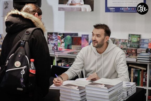 EXCLUSIF - Le chef français Cyril Lignac lors de sa première séance de dédicaces à la veille de la sortie de son nouveau livre « Saisons » à la librairie Mollat à Bordeaux, en France, le 16 octobre 2019.  Photo de Thibaud Moritz/ABACAPRESS.COM