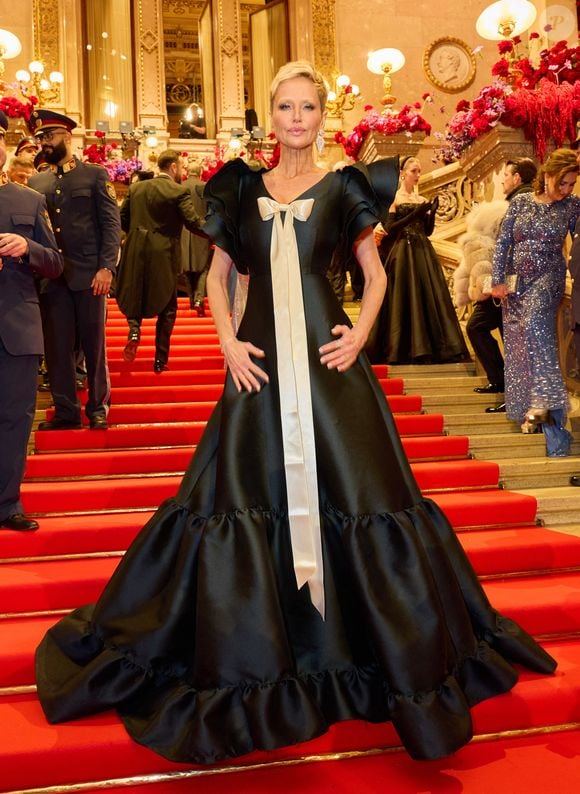 En effet, Adriana Karembeu a osé le bleached brows, cette tendance qui consiste à teindre ses sourcils jusqu'à ne presque plus les voir. 

Adriana Karembeu - Les célébrations lors du "Bal de l'Opéra de Vienne 2026" à l'Opéra d'État de Vienne, le 12 février 2026.