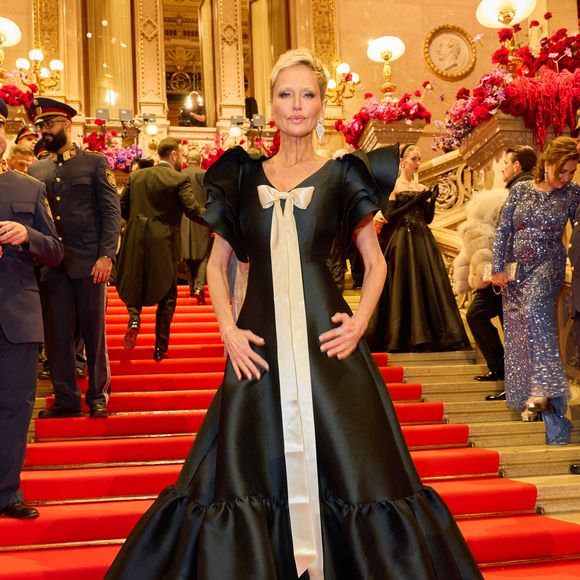 En effet, Adriana Karembeu a osé le bleached brows, cette tendance qui consiste à teindre ses sourcils jusqu'à ne presque plus les voir. 

Adriana Karembeu - Les célébrations lors du "Bal de l'Opéra de Vienne 2026" à l'Opéra d'État de Vienne, le 12 février 2026.