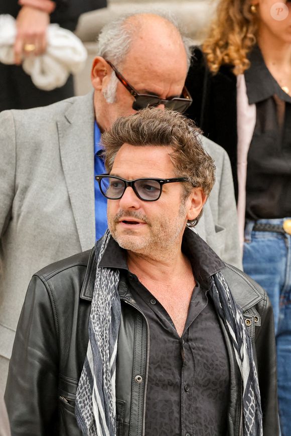 Louis Chedid, Matthieu Chedid et sa compagne Loïca Saint-M'leux aux obsèques de Françoise Hardy au crématorium du cimetière du Père-Lachaise à Paris, le 20 juin 2024. 

Photo : Jacovides-Moreau / Bestimage