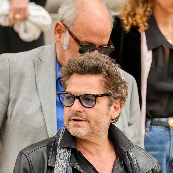 Louis Chedid, Matthieu Chedid et sa compagne Loïca Saint-M'leux aux obsèques de Françoise Hardy au crématorium du cimetière du Père-Lachaise à Paris, le 20 juin 2024. 

Photo : Jacovides-Moreau / Bestimage