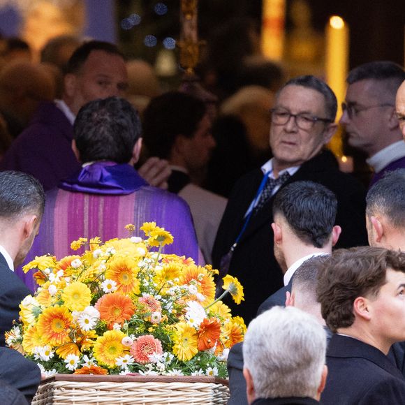 Ce jeudi 8 janvier, une dépêche AFP a dévoilé la tenue qui a été choisir pour son dernier voyage. 

Nicolas-Jacques Charrier porte le cercueil en osier de sa mère Brigitte Bardot lors ses obsèques de Brigitte Bardot en l'église Paroissiale Notre-Dame-de-l'Assomption de Saint-Tropez, France, le 7 janvier 2026.  © Jacovides-Moreau/Bestimage