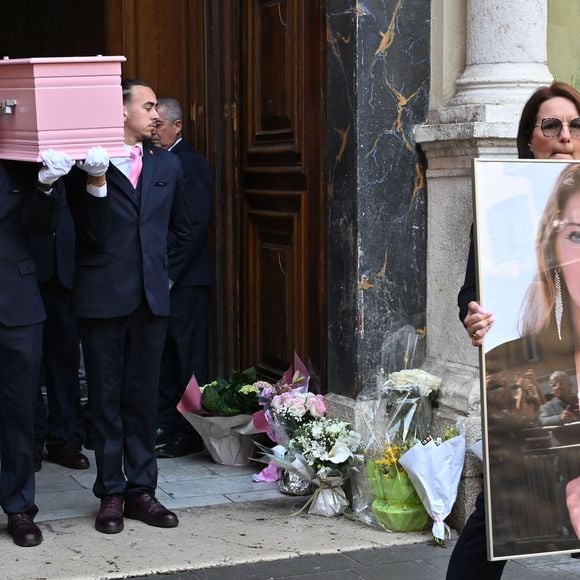 Au lendemain des obsèques de Loana, cette information a été rectifiée

Sorties des obsèques de Loana Petrucciani dans la cathédrale Sainte-Réparate à Nice le 10 avril 2026. © Bruno Bebert/Bestimage