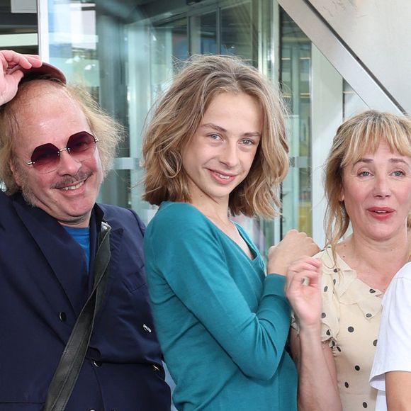 La semaine de la mode parisienne se poursuit et lors du très prestigieux défilé Yohji Yamamoto, les flashs ont crépité pour un invité qui a prouvé que le charisme est définitivement héréditaire.

Philippe Katerine, Julie Depardieu et leurs enfants Billy et Alfred  - Photocall de 'Les derniers jours de Charles Baudelaire' lors de la 65eme édition du Festival TV De Monte Carlo

 © Denis Guignebourg /Bestimage