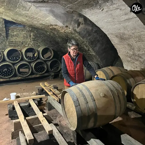 Dans cette nouvelle aventure, elle peut compter sur son mari, tandis que ses anciens collègues de France Inter avaient accueilli son choix avec bienveillance.

Carine Bécard, ancienne journaliste reconvertie en vigneronne.