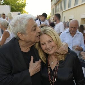 Exclusif - Enrico Macias, Sylvie Siri, maire de Saint-Tropez - Personnalités à l'exposition photographique de Paris Match "Eddie Barclay — Saint-Tropez, le sens de la fête !" place Blanqui à Saint-Tropez le 11 juillet 2025.

© Sophie Louvet / Nice Matin / Bestimage