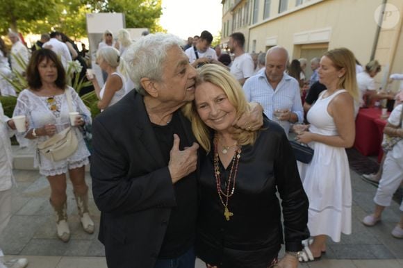 Exclusif - Enrico Macias, Sylvie Siri, maire de Saint-Tropez - Personnalités à l'exposition photographique de Paris Match "Eddie Barclay — Saint-Tropez, le sens de la fête !" place Blanqui à Saint-Tropez le 11 juillet 2025.
© Sophie Louvet / Nice Matin / Bestimage