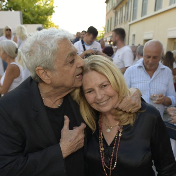 Exclusif - Enrico Macias, Sylvie Siri, maire de Saint-Tropez - Personnalités à l'exposition photographique de Paris Match "Eddie Barclay — Saint-Tropez, le sens de la fête !" place Blanqui à Saint-Tropez le 11 juillet 2025.

© Sophie Louvet / Nice Matin / Bestimage