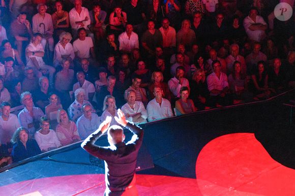 pour aller applaudir Dany Boon, qui se produisait sur scène pour son spectacle "Clown n'est pas un métier" ce 12 août 2025.

Dany Boon sur scène, le président Emmanuel Macron et sa femme Brigitte dans le public au spectacle de Dany Boon "Clown n'est pas un métier" lors du 41ème Festival de Ramatuelle le 12 août 2025. 

© Cyril Bruneau / Bestimage