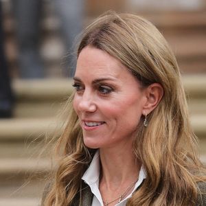 D'ordinaire brune, Kate Middleton a déchaîné les passions avec sa nouvelle chevelure nettement plus claire ! Nouvelle coloration ou simple effet du soleil durant ses vacances ? Mystère...

Catherine (Kate) Middleton, arborant des cheveux blonds, visitent les jardins, récemment transformés, du musée d'histoire naturelle à Londres, le 4 septembre 2025. (Backgrid UK/ Bestimage).