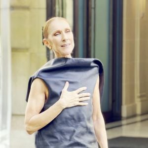 Céline Dion quitte le Royal Monceau entourée d’une foule de fans et s’offre un joli moment avec eux en dansant sur l’un de ses titres les plus emblématiques, "Pour que tu m’aimes encore", à Paris, France, le 1er septembre 2026. © Léa Vieillot/Bestimage