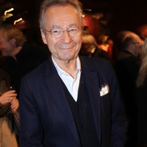 Michel Denisot propose par ailleurs ses services de conférencier pour 15 000 euros de l'heure et a repris le micro pour une émission sur la chaîne économique B Smart... 

Michel Denisot assiste au lancement du livre de Philippe Spanghero "Au Nom du Clan" organisé par Five Eyes Production au Buddha Bar à Paris, France, le 11 septembre 2025. Photo Jerome Domine/Abaca