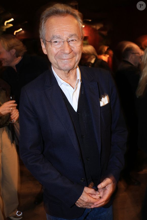 Michel Denisot propose par ailleurs ses services de conférencier pour 15 000 euros de l'heure et a repris le micro pour une émission sur la chaîne économique B Smart... 

Michel Denisot assiste au lancement du livre de Philippe Spanghero "Au Nom du Clan" organisé par Five Eyes Production au Buddha Bar à Paris, France, le 11 septembre 2025. Photo Jerome Domine/Abaca