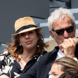 Raymond Domenech et son partenaire en tribune lors des Internationaux de France 2025 à Roland Garros le 03 juin 2025 à Paris, France. Photo de Nasser Berzane/ABACAPRESS.COM