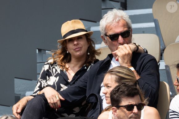 Raymond Domenech et son partenaire en tribune lors des Internationaux de France 2025 à Roland Garros le 03 juin 2025 à Paris, France. Photo de Nasser Berzane/ABACAPRESS.COM
