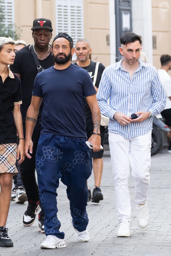 Si à l’antenne les téléspectateurs ne devraient pas être trop dépaysés, la situation serait bien différente pour les chroniqueurs...

Cyril Hanouna et son fils Lino, Jordan de Luxe lors d'une balade à Saint-Tropez le 21 août 2025. Agence / Bestimage