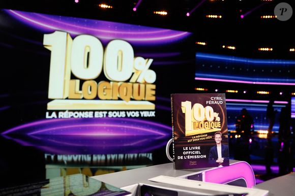 Exclusif - Le nouveau livre de l'émission lors de l'enregistrement de l'émission "100% logique" présentée par C. Feraud et qui sera diffusée le le 4 octobre 2025 sur France 2 au studio du Lendit à Saint-Denis, France, le 12 mars 2025. © Christophe Clovis/Bestimage