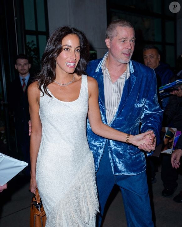 Mais ce n’était pas tout. Le lendemain, Brad Pitt et Ines de Ramon ont récidivé avec une autre apparition toute aussi stylée.

14/06/2025 Brad Pitt et Inès de Ramon ont été aperçus se rendant à un dîner à New York.© The Image Direct / Bestimage