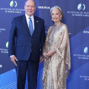 "C’est avec beaucoup d’émotion et de gratitude que nous avons eu l’honneur d’accueillir Son Altesse Sérénissime le Prince Albert II de Monaco à la Table Père et Fils Raingeard. Un instant précieux que nous n’oublierons pas.", peut-on lireen légende.

Le prince Albert II de Monaco et Dame Kristin Scott Thomas - Séance photo lors de la cérémonie d'ouverture de la 65e édition du Festival TV de Monte-Carlo, le 12 juin 2026
 © Denis Guignebourg / Bestimage