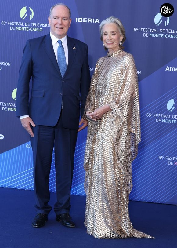 "C’est avec beaucoup d’émotion et de gratitude que nous avons eu l’honneur d’accueillir Son Altesse Sérénissime le Prince Albert II de Monaco à la Table Père et Fils Raingeard. Un instant précieux que nous n’oublierons pas.", peut-on lireen légende.

Le prince Albert II de Monaco et Dame Kristin Scott Thomas - Séance photo lors de la cérémonie d'ouverture de la 65e édition du Festival TV de Monte-Carlo, le 12 juin 2026
 © Denis Guignebourg / Bestimage