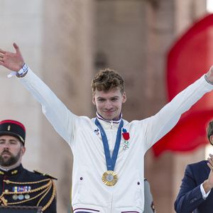 Léon Marchand à la remise des médailles par le président de la République à l'Arc de Triomphe aux athlètes lors de la parade des champions à l'occasion des Jeux Olympiques et Paralympiques Paris 2024, le 14 septembre 2024.

Photo : Perusseau-Ramsamy / Bestimage