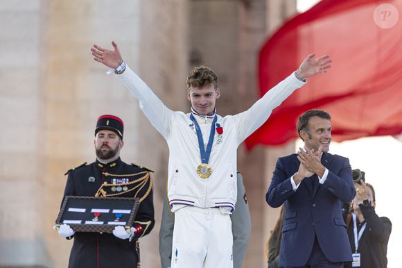 Léon Marchand à la remise des médailles par le président de la République à l'Arc de Triomphe aux athlètes lors de la parade des champions à l'occasion des Jeux Olympiques et Paralympiques Paris 2024, le 14 septembre 2024.

Photo : Perusseau-Ramsamy / Bestimage