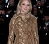 À bientôt 50 ans, Viriginie Efira a osé une robe courte Saint Laurent, prouvant que les jambes ont toute leur place sur les marches... contrairement aux traînes !

Virginie Efira - Montée des marches du film "Histoires parallèles" lors du 79ème Festival International du Film de Cannes, le 14 mai 2026. 

© Olivier Borde / Bestimage