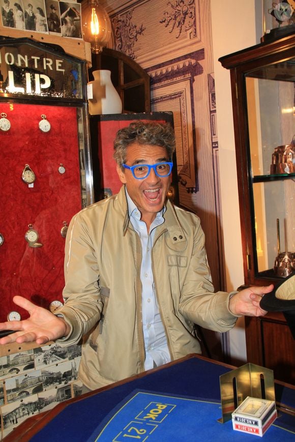 Exclusif - Julien Cohen (antiquaire français et Affaire conclue) lors de la soirée La Fête des Puces 2023 "Puces & Nature - La Nature dans les Arts Décoratifs" aux Puces de Saint-Ouen, Proche de Paris , France, le 5 octobre 2023. © Philippe Baldini/Bestimage